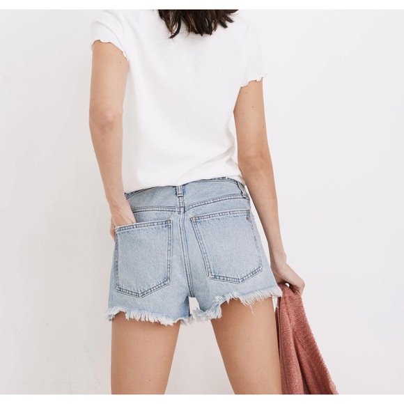 Madewell Relaxed Denim Shorts in Cedarcroft Wash - Picture 2 of 10